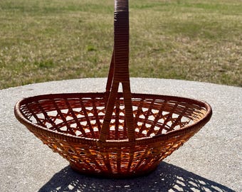 Esta es una cesta para recoger huevos tejida a mano por los Amish, con forma de melón.