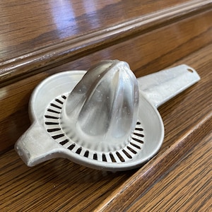 1960&#39;s Vintage Hong Kong Handheld Aluminum Citrus Juicer Barware Drinkware