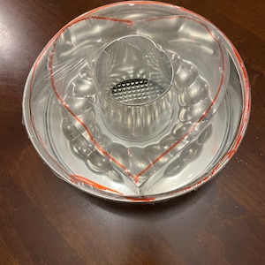 Spring Form Valentines Bundt 2 Piece Bundt Cake Pan New In Plastic Waffle Bottom Spring Form Bundt Pan w/ Heart - The Pampered Cheif - Chile