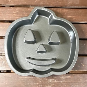 Smiling Pumpkin Cake Pan Wilton / Heavy Metal 1 lb Wilton Jack O Lantern Cake Pan / Halloween Cake Pan / Pumpkin Mold / Fall Cake Pan