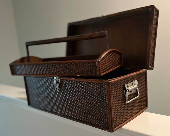 Baúl de madera con cierre metálico para presentar detalles