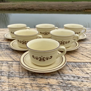 &quot;12er Set 1970er Vintage 6 1/8 &quot;&quot;Untertassen & Flache Tassen Dorf Design von Pfaltzgraff Braun auf Beige Steingut Tassen Braune Bänder 6 Tassen 6 Untertassen.&quot;