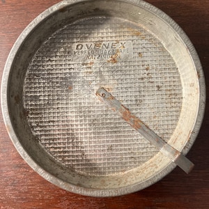 Separator do ciasta Vintage Ovenex Pie Pan, metalowy, teksturowany spód, dno waflowe z ruchomym separatorem