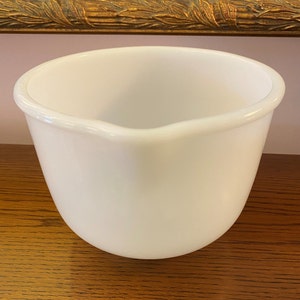 6.5&quot; Round 1.5 QT Glasbake Sunbeam Milk Glass Mixer Mixing Bowl / Pour Spout Vintage Glassbake Sunbeam Baking Icing Blending Kitchen Serving