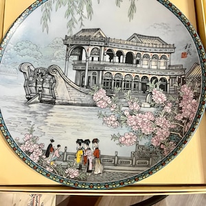 Porcelana imperial de Jingdezhen: El barco de mármol, plato de porcelana Zhang Song Mao, primeras escenas del Palacio de Verano en caja