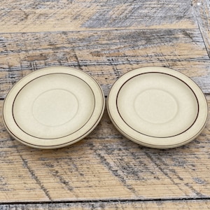 Lot de 2 soucoupes vintage des années 1970 6,5 pouces - Village Design par Pfaltzgraff - Assiettes en grès jaunes / beiges et marron