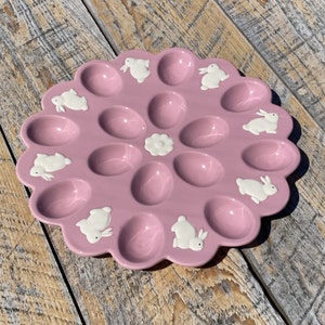 Rare Global Design Connections Assiette à oeufs de Pâques rose avec lapins blancs Lapins lapins Plateau à oeufs en céramique jamais utilisé 14 cavités