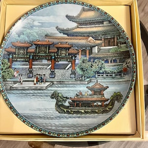 Plato de colección oriental de porcelana imperial de Jingdezhen, 1988, con escenas de la serie &quot;El lugar de verano&quot;, en caja