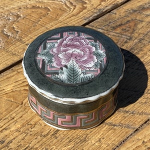 4.75&quot; Chinoiserie Porcelain Ceramic Round Trinket Lidded Dish Decorative - Asian Floral Flowers Green Pink - China Chinese - Round with Lid