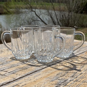 Juego de 5 tazas de cristal transparente con asa, redondas, vintage, Arcoroc France, de cristal tallado transparente, con diseño de diamante y estrellas.