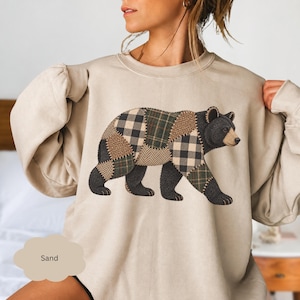 Sudadera de retazos con diseño de oso, jersey rústico de cuello redondo con estampado de bosque, suéter de animales estilo cottagecore, jersey acogedor de otoño, regalo para amantes de la naturaleza, regalo para amantes de los osos.