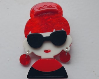 Spilla da donna eccentrica, kitsch ed elegante. Strati 3D / molto retrò / occhiali / capelli rossi / vibrazioni Audrey