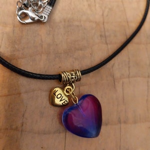 Beau pendentif coeur Love dégradé de verre.  Parfait pour la Saint-Valentin, ma chérie ou quelqu'un de spécial
