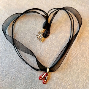 Collier ras de cou chaussons rouge rubis : chaussures du magicien d'Oz