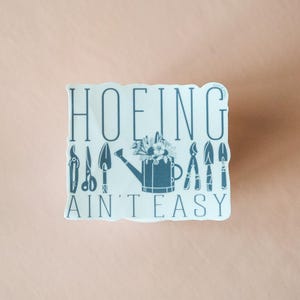 Pegatina "Hoeing Ain't Easy" (No es fácil trabajar con la azada): vinilo divertido con un juego de palabras sobre jardinería, calcomanía impermeable para computadoras portátiles, botellas de agua, jardineros y amantes de las plantas