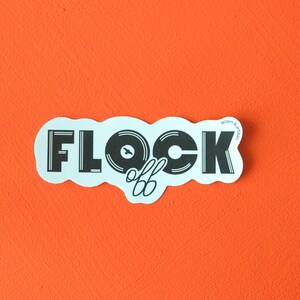 Flock Off Sticker – Funny Bird woordspeling vinylsticker, waterdichte sticker voor laptops, waterflessen, vogelliefhebbers en humorfans