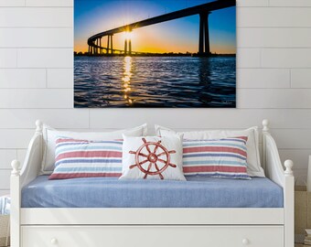 Fotografía del atardecer en el puente Coronado de San Diego: reflejos líquidos del sol, silueta del puente de la bahía, impresión mural de bellas artes costeras