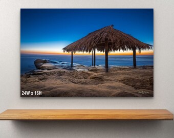 Fotografía de la Hora Azul en Windansea Beach: Cabaña de paja costera al anochecer, arte mural oceánico de La Jolla, impresión de bellas artes de California