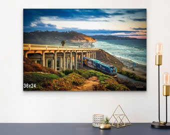 Puente Torrey Pines al atardecer con el tren Coaster – Fotografía costera de Del Mar, California, Arte mural de la autopista 101, Impresión de San Diego