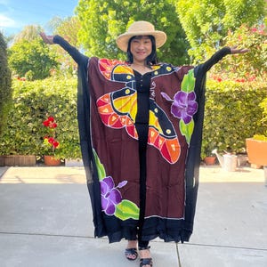 CD564 Kimono Maxi Plus Size com Estampa de Borboletas em Batik Pintado à Mão - Casaco Aberto, Estilo Casaco Longo, Ideal para Praia - Tamanhos até 5X Kaftan Sleeves