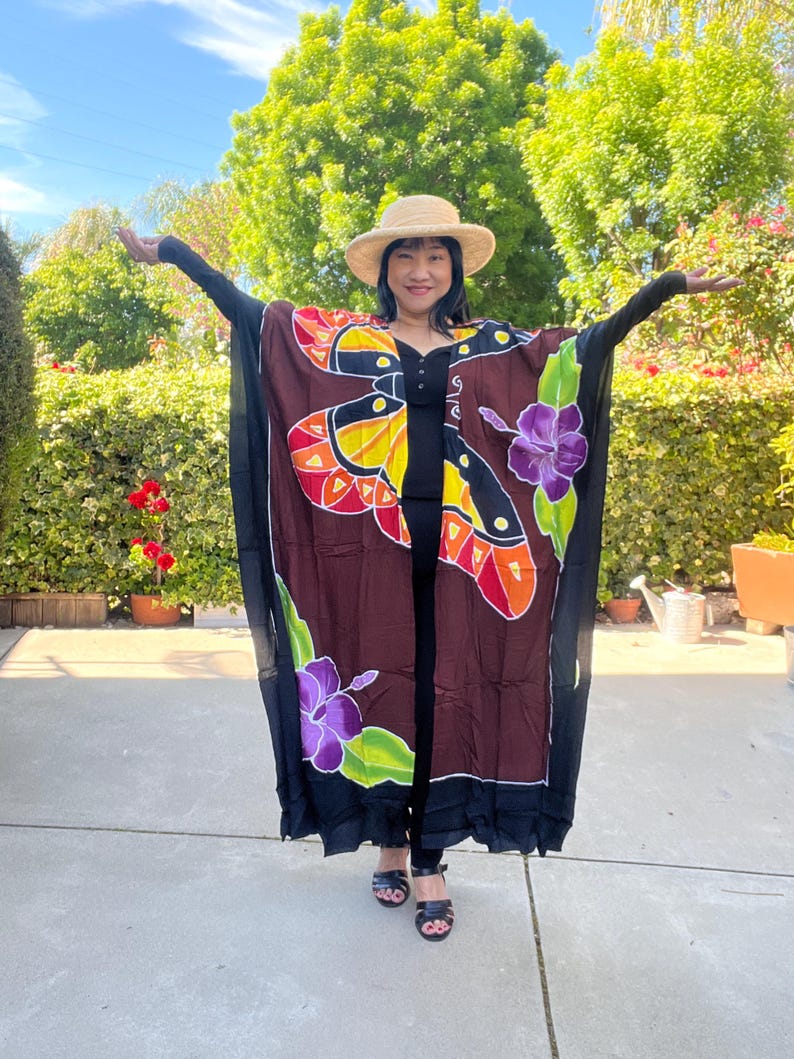 CD564 Kimono Maxi Plus Size com Estampa de Borboletas em Batik Pintado à Mão - Casaco Aberto, Estilo Casaco Longo, Ideal para Praia - Tamanhos até 5X Kaftan Sleeves