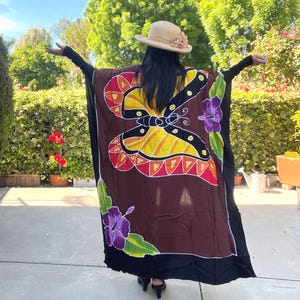 CD564 Kimono Maxi Plus Size com Estampa de Borboletas em Batik Pintado à Mão - Casaco Aberto, Estilo Casaco Longo, Ideal para Praia - Tamanhos até 5X imagem 3