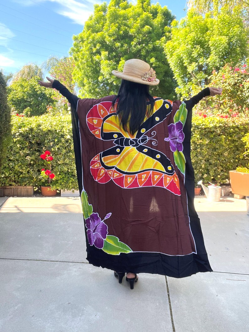 CD564 Kimono Maxi Plus Size com Estampa de Borboletas em Batik Pintado à Mão - Casaco Aberto, Estilo Casaco Longo, Ideal para Praia - Tamanhos até 5X imagem 3