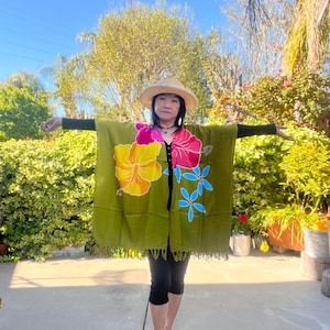 CB620 Caftan vert olive à fleurs en batik, grande taille, cardigan ouvert sur le devant, veste cache-poussière pour femme - P, M, L, TG, 1, 2X, 3X, 4X et 5X