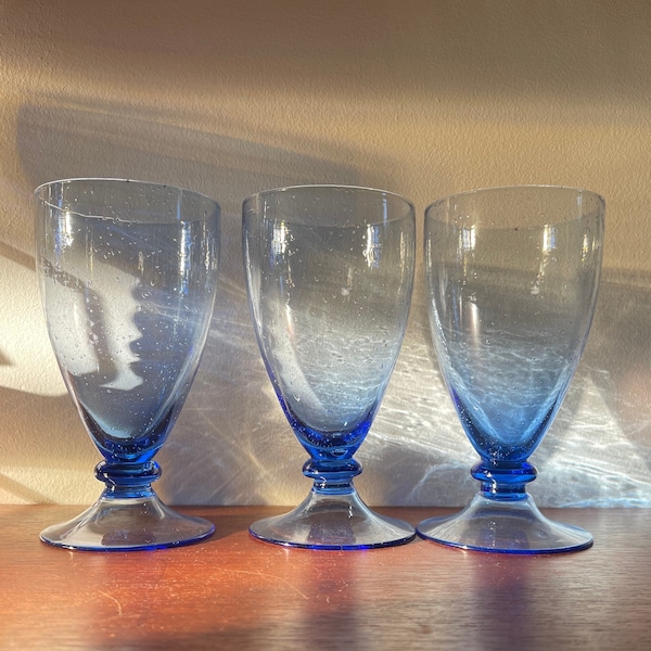 Gafas azules vintage con burbujas, juego de tres vasos / copas de cóctel / vasos de agua