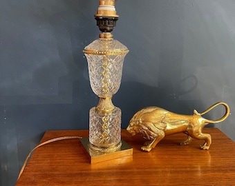 Cristal vintage avec lampe de table en laiton, régence hollywoodienne, pied de lampe en verre / cristal du milieu du siècle