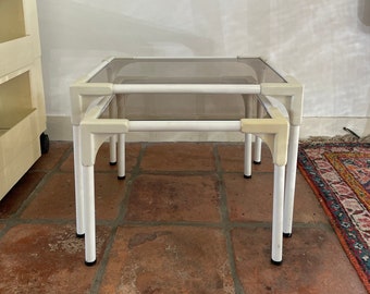 Mimiset, vintage. Nest tafels, set van twee bijzettafels. Wit onderstel met rookglas / gerookt glas blad. Jaren 80