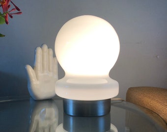 Lampe champignon blanc. Lampe de table champignon du milieu du siècle en verre blanc sur base en aluminium