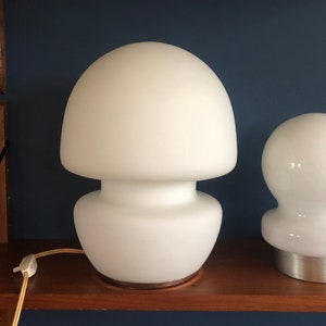 Lámpara grande tipo seta de color blanco. Lámpara de mesa en forma de seta de mediados de siglo realizada en vidrio soplado a mano blanco sobre base de aluminio