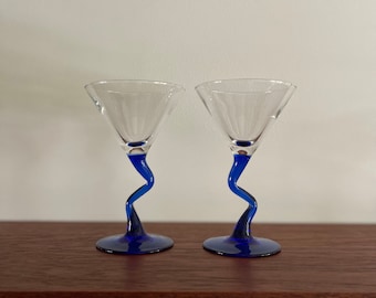 Memphis style zigzag zigzag wine glasses with blue base. Crystal quality glasses