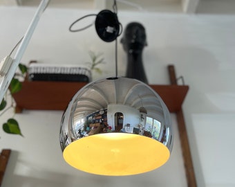 Vintage verchroomde chroom globe hanglamp,  bollamp met witte binnenkant, jaren 60 / 70.
