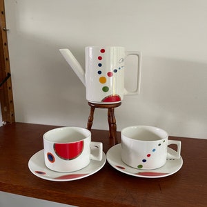 Artihove Art teapot with cups and saucers, by Corry Ammerlaan, white with rainbow colored dots and gold