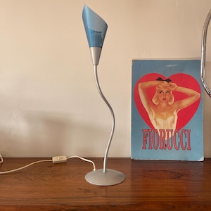 HEMA holländsk designlampa bordslampa, sänglampa. - Hema 80-90-tals Memphis-stil modern blå lampa, perforerad
