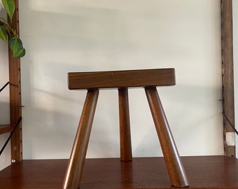Brutalistischer Vintage-Hocker, Stuhl und Pflanzentisch aus massiver Eiche aus den 60er und 70er Jahren. Halbe Runde