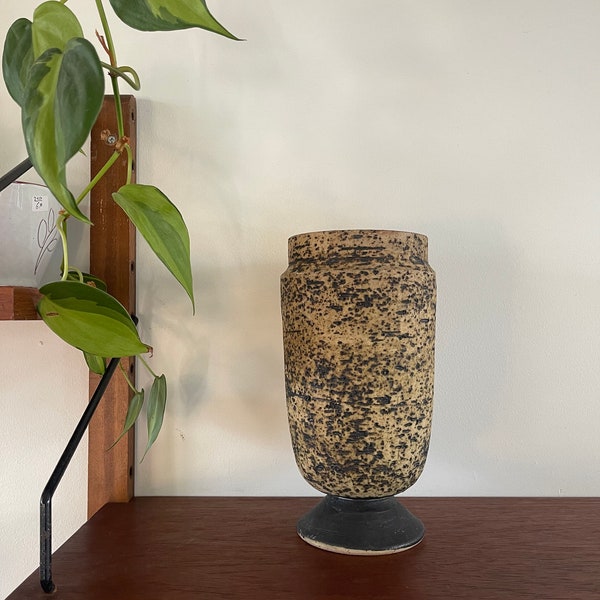 Vase sur pied en écorce de bouleau, grand, années 1960. Intérieur émaillé vert. Vase vintage charmotte en céramique