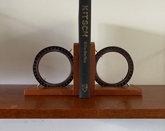 Midcentury boekensteunen van hout, art deco vorm. Met kompas detail