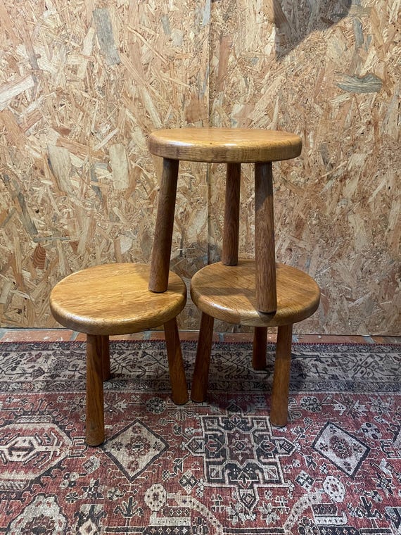 Brutalist eiken ronde plantentafel / krukje bijzettafel. Jaren 60 - 70, massief Eiken - licht / blond  bijzet tafel. Oisterwijk Nederland.