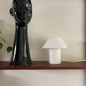 Mushroom lamp,  Dutch design Hala Zeist tafellamp, glazen lamp van mat glas . Midcentury mushroom tafellamp