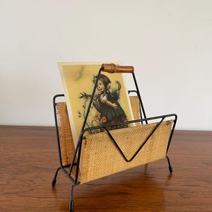 Porta cartas / servilletero de los años 50-60. Metal negro con patas de yute y goma.