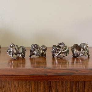Anelli porta tovaglioli placcati in argento con conchiglia di cavalluccio marino e stella marina, 1994. Set di 4 anelli