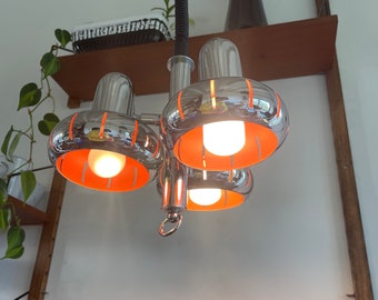 Midcentury Herda hanglamp, 3 spots . Chroom Ruimtetijdperk lamp met oranje. Space age jaren 60- 70 plafondlamp