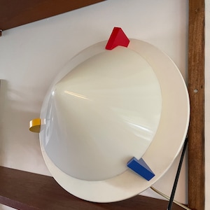 Applique murale triangle Ikea Ettore Sottsass style Memphis années 80.
