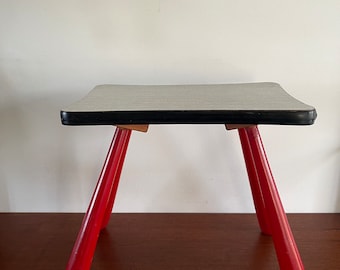 Années 1950-60 Petite table végétale, forme organique rouge gris noir