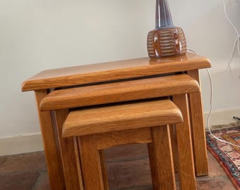 Ensemble de trois tables gigognes brutalistes. Mimiset, années 1970, chêne massif – par Oisterwijk Furniture Factory, Pays-Bas.