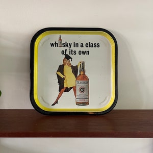 Bandeja para profesor de whisky escocés, artículo de merchandising de los años 70. Bandeja cuadrada de metal con dama graduada.