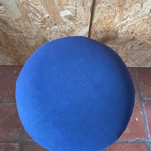 Vintage shops Ikea stool, by Per Ivar Ledang. model URI. Memphis style modern stool with wavy legs. Blue